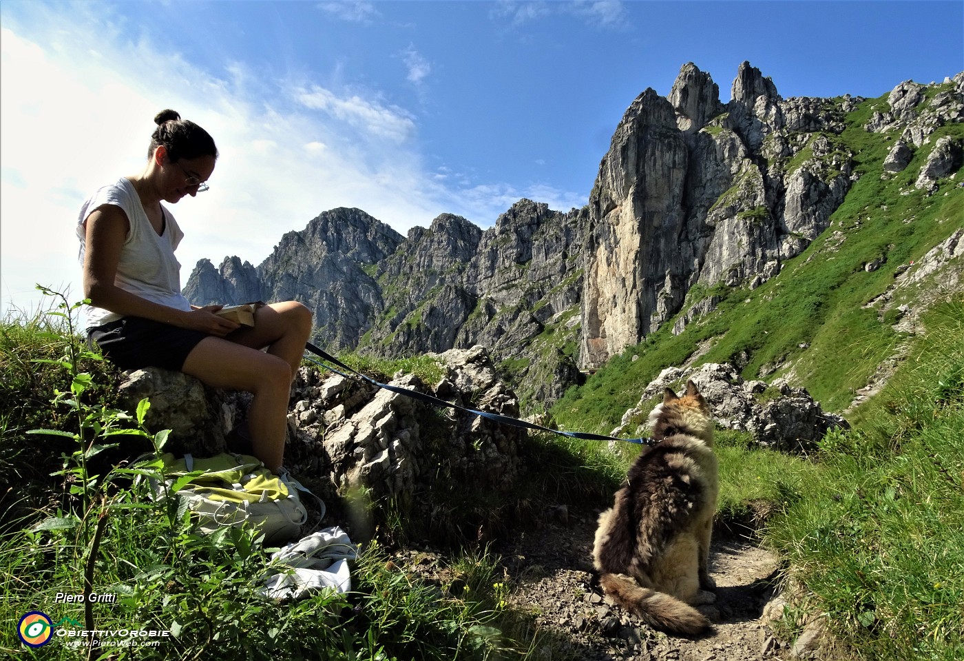 23 Gli imponenti torrioni d'Alben si innalzano sopra Baita Nembrini ( a dx), oltre le creste  e cima Alben a sx.JPG -                                